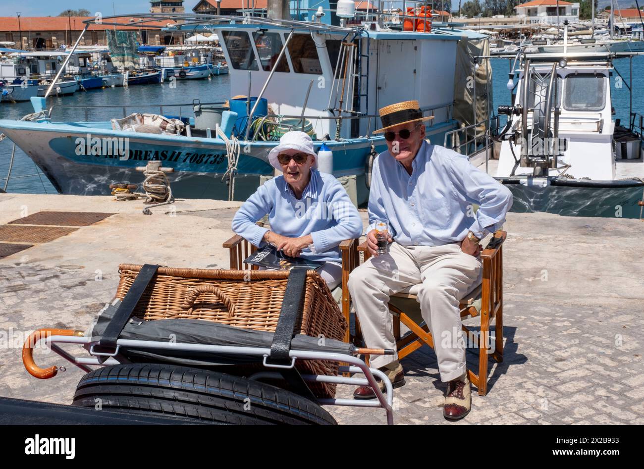 Les fiers propriétaires sont assis derrière leur voiture de sport Red Morgan, Paphos Classic Vehicle Club Harbour Show, Paphos, Chypre Banque D'Images