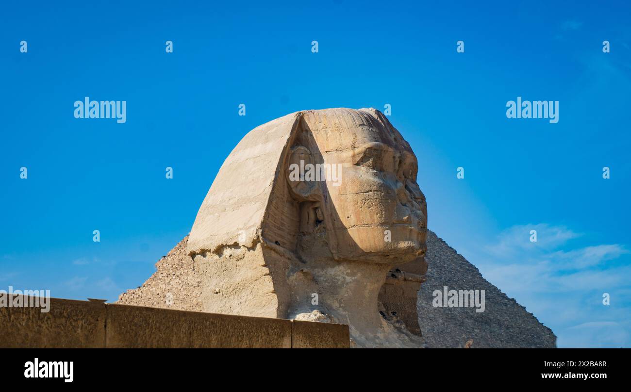 Le Grand Sphinx sur le plateau de Gizeh est la plus ancienne sculpture monumentale connue en Égypte Banque D'Images