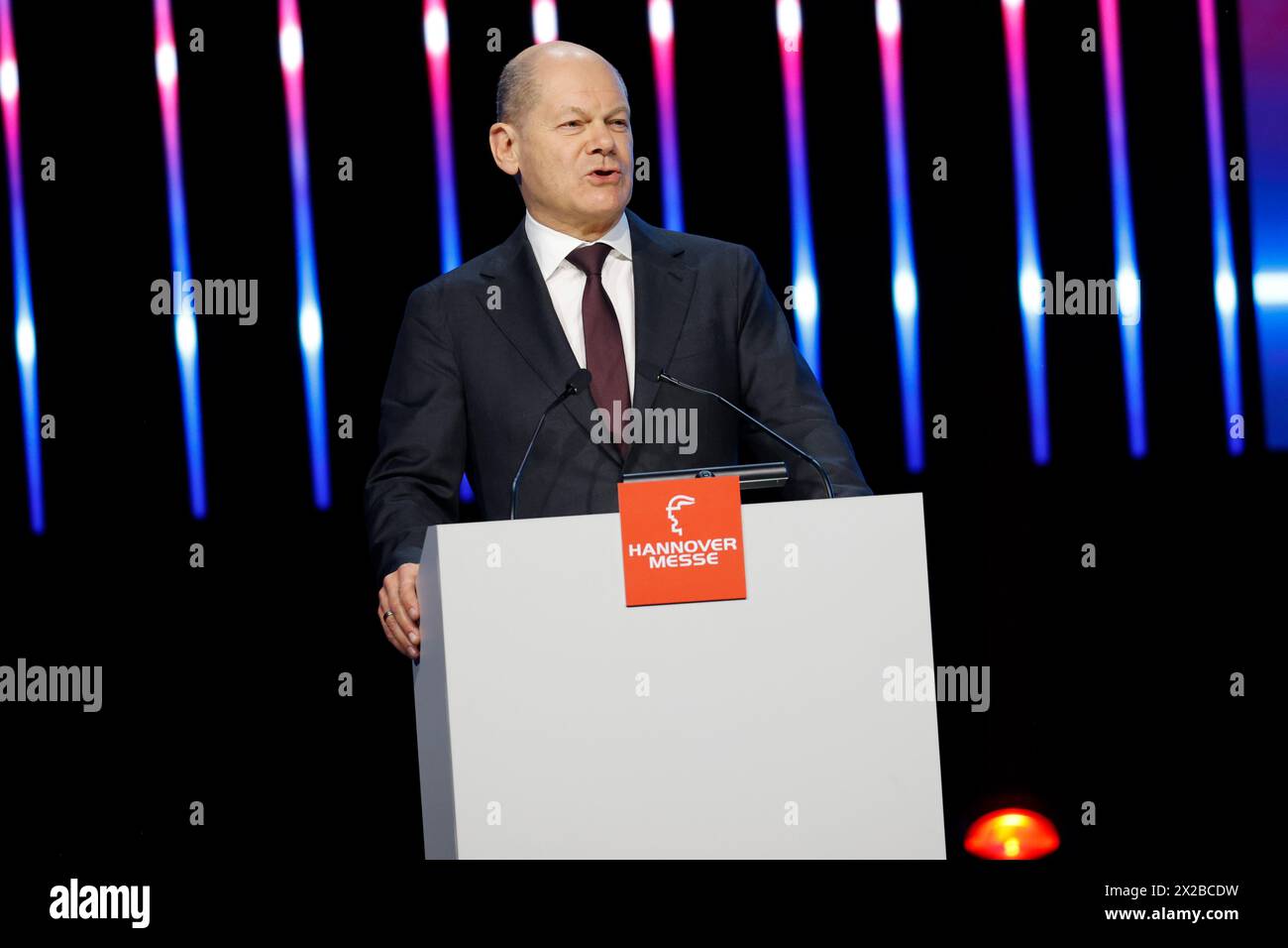 Hanovre, Allemagne. 21 avril 2024. Le chancelier fédéral Olaf Scholz (SPD) prend la parole lors de la cérémonie d'ouverture de la Messe de Hanovre au Centre des congrès de Hanovre (HCC). Crédit : Michael Matthey/dpa/Alamy Live News Banque D'Images