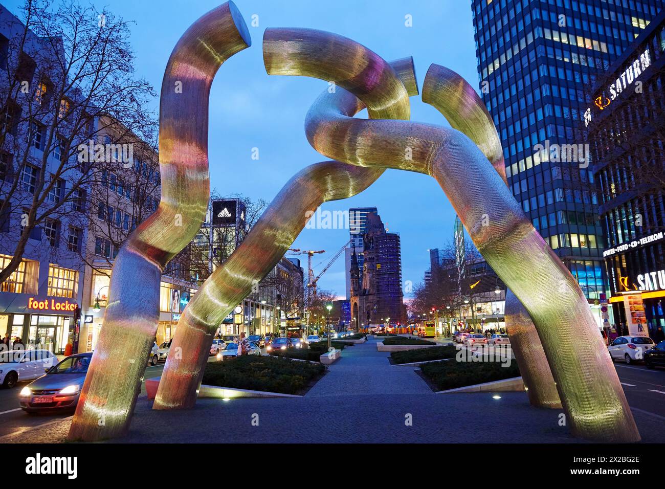 Le Kaiser Wilhelm Gedächtniskirche, l'église de l'empereur Wilhelm Memorial, en avant sculpture appelée Berlin par Brigitte Matschinsky-Denninghoff et Martin Banque D'Images