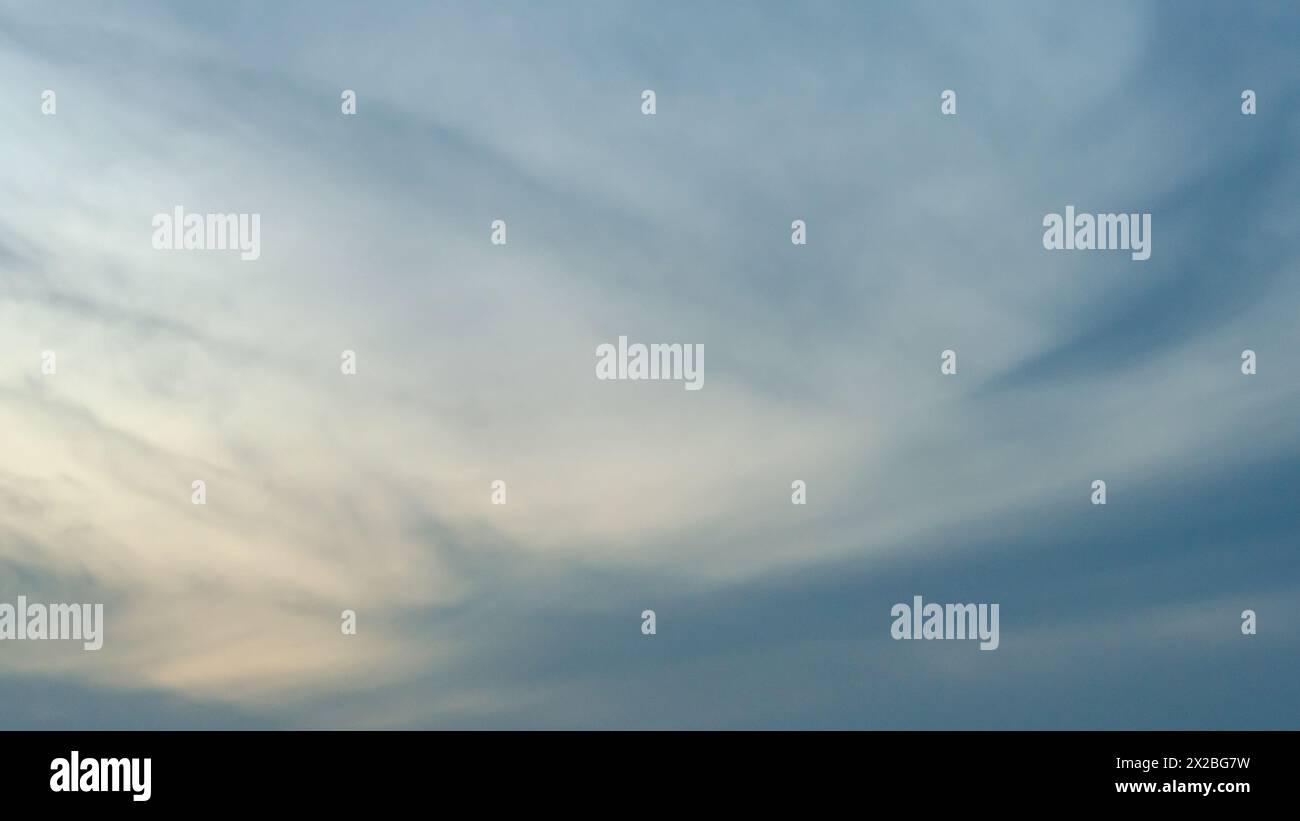 Un beau ciel avec des nuages brillants Banque D'Images