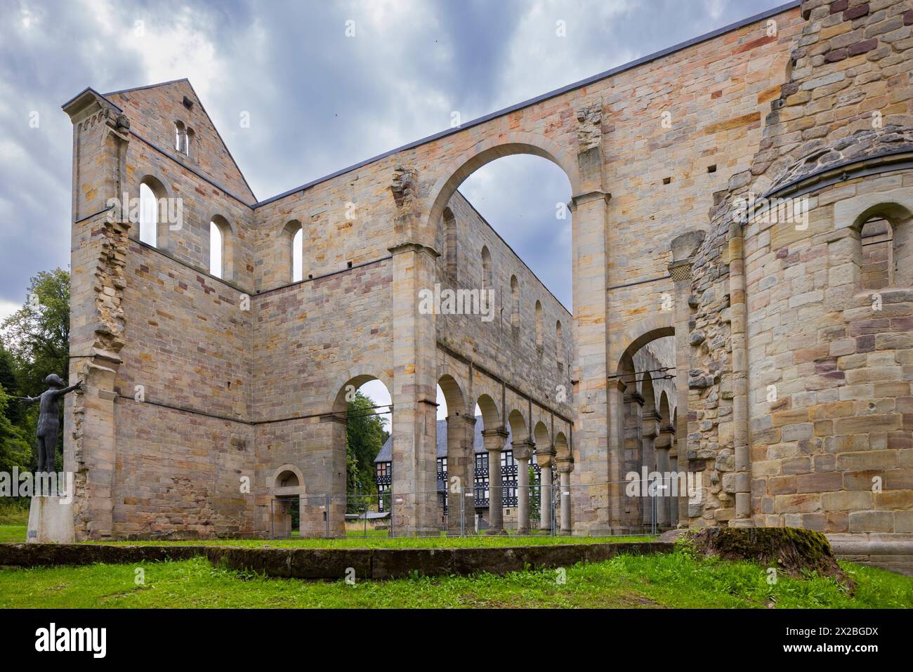 Kloster Palinzella Das Kloster Paulinzella ist eine ehemalige Benediktinerabtei, gegründet als Doppelkloster in Paulinzella im Rottenbachtal in Thüringen. Die ruine der Klosterkirche gehört zu den bedeutendsten romanischen Bauwerken in Deutschland. Paulinzella Thüringen Deutschland *** Monastère de Palinzella le Monastère de Paulinzella est une ancienne abbaye bénédictine, fondée comme un monastère double à Paulinzella dans la vallée de Rottenbach en Thuringe les ruines de l'église du monastère sont parmi les plus importants bâtiments romans en Allemagne Paulinzella Thuringe Allemagne Banque D'Images