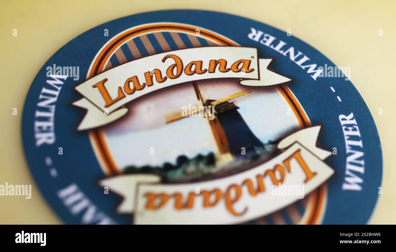 Viersen, Allemagne - 5 avril. 2024 : gros plan du lettrage traditionnel du logo du fromage Landana du pays néerlandais avec moulin à vent Banque D'Images