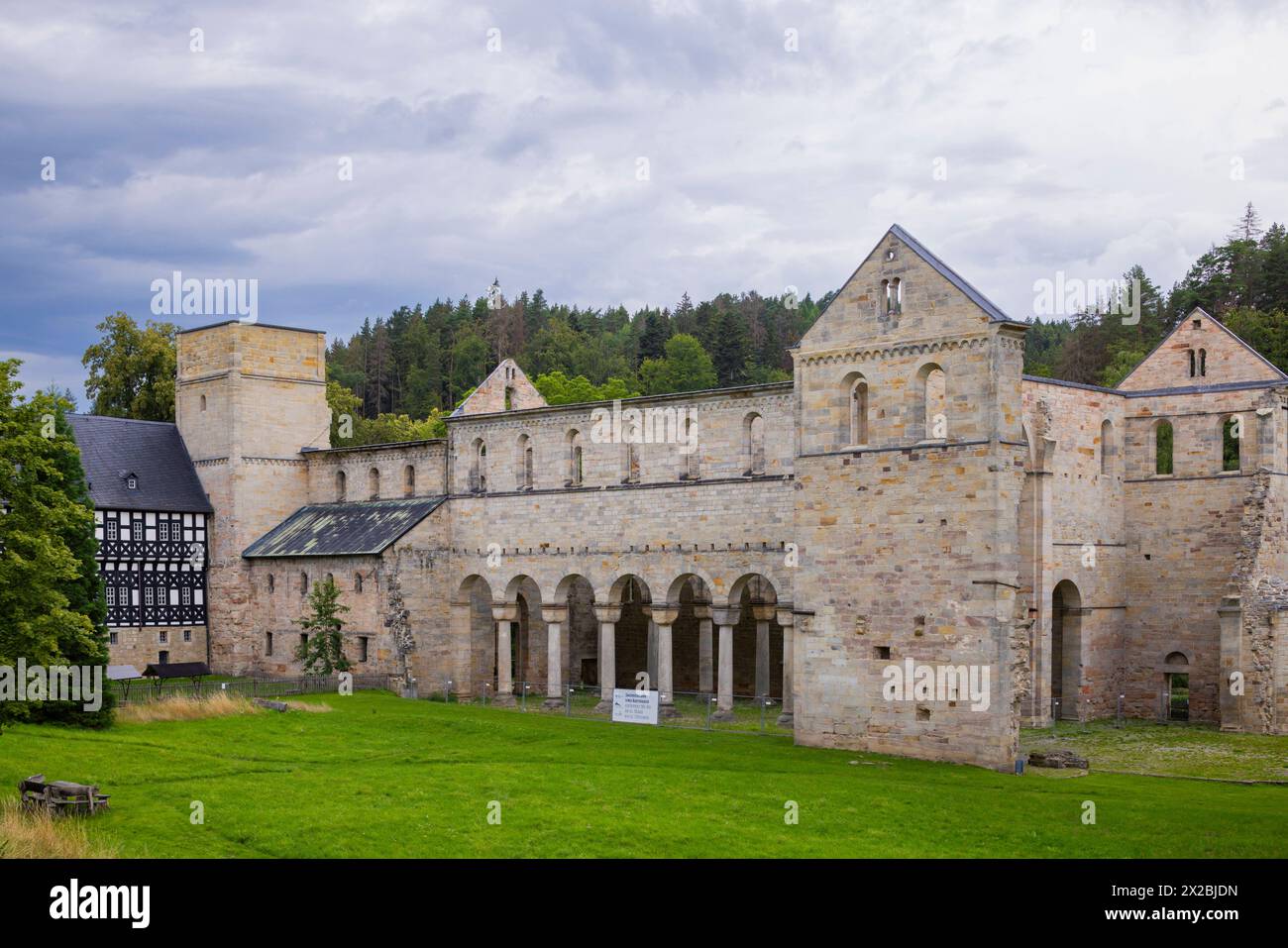 Kloster Palinzella Das Kloster Paulinzella ist eine ehemalige Benediktinerabtei, gegründet als Doppelkloster in Paulinzella im Rottenbachtal in Thüringen. Die ruine der Klosterkirche gehört zu den bedeutendsten romanischen Bauwerken in Deutschland. Paulinzella Thüringen Deutschland *** Monastère de Palinzella le Monastère de Paulinzella est une ancienne abbaye bénédictine, fondée comme un monastère double à Paulinzella dans la vallée de Rottenbach en Thuringe les ruines de l'église du monastère sont parmi les plus importants bâtiments romans en Allemagne Paulinzella Thuringe Allemagne Banque D'Images