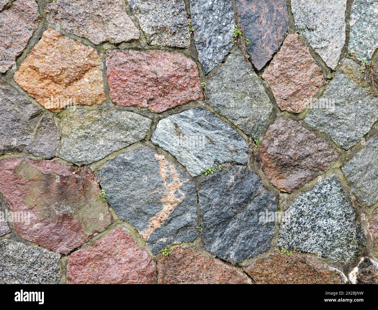Texture de mur de pierre naturelle - l'ancienne technique de construction de maçonnerie cyclopéenne au château de Ralswiek. De grandes pierres irrégulières forment un mur robuste. Banque D'Images