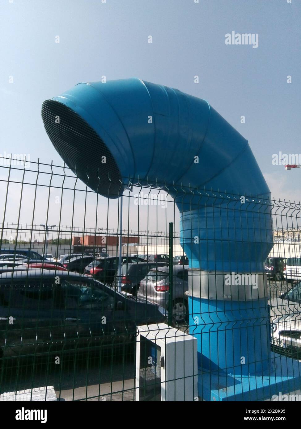 Un tube d'aération bleu sur le toit d'un centre commercial, France Banque D'Images
