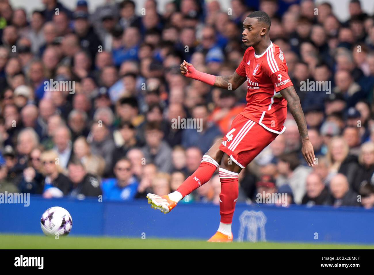 Callum Hudson-Odoi de Nottingham Forest passe la balle lors du match de premier League Everton vs Nottingham Forest à Goodison Park, Liverpool, Royaume-Uni, 21 avril 2024 (photo Steve Flynn/News images) Banque D'Images