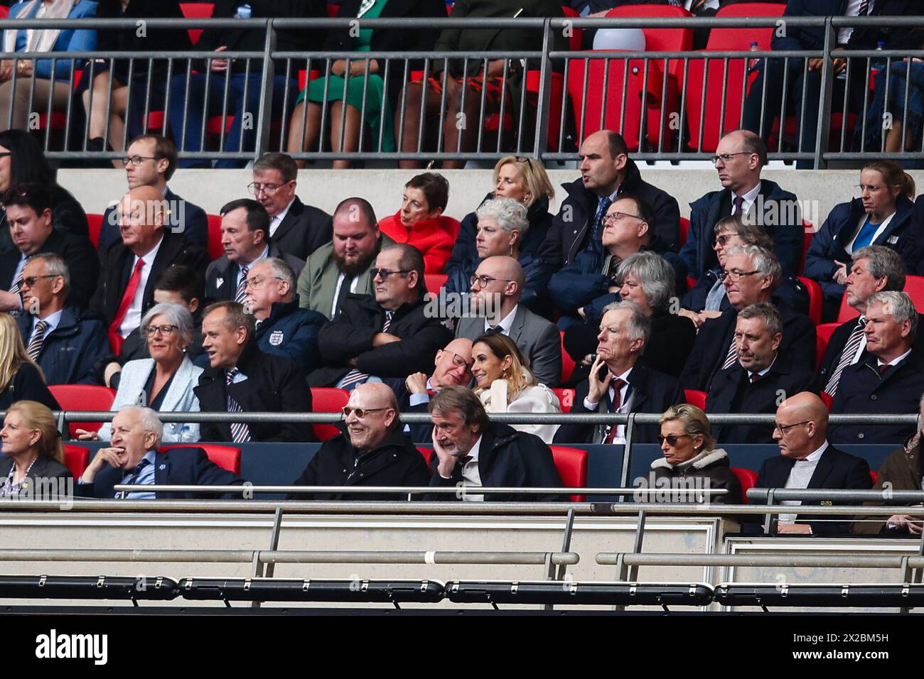 LONDRES, Royaume-Uni - 21 avril 2024 : Avram Glazer et Sir Jim Ratcliffe, co-propriétaires de Manchester United, réagissent lors de la demi-finale de la Coupe de FA des Emirates entre le Coventry City FC et le Manchester United FC au stade de Wembley (crédit : Craig Mercer/ Alamy Live News) Banque D'Images