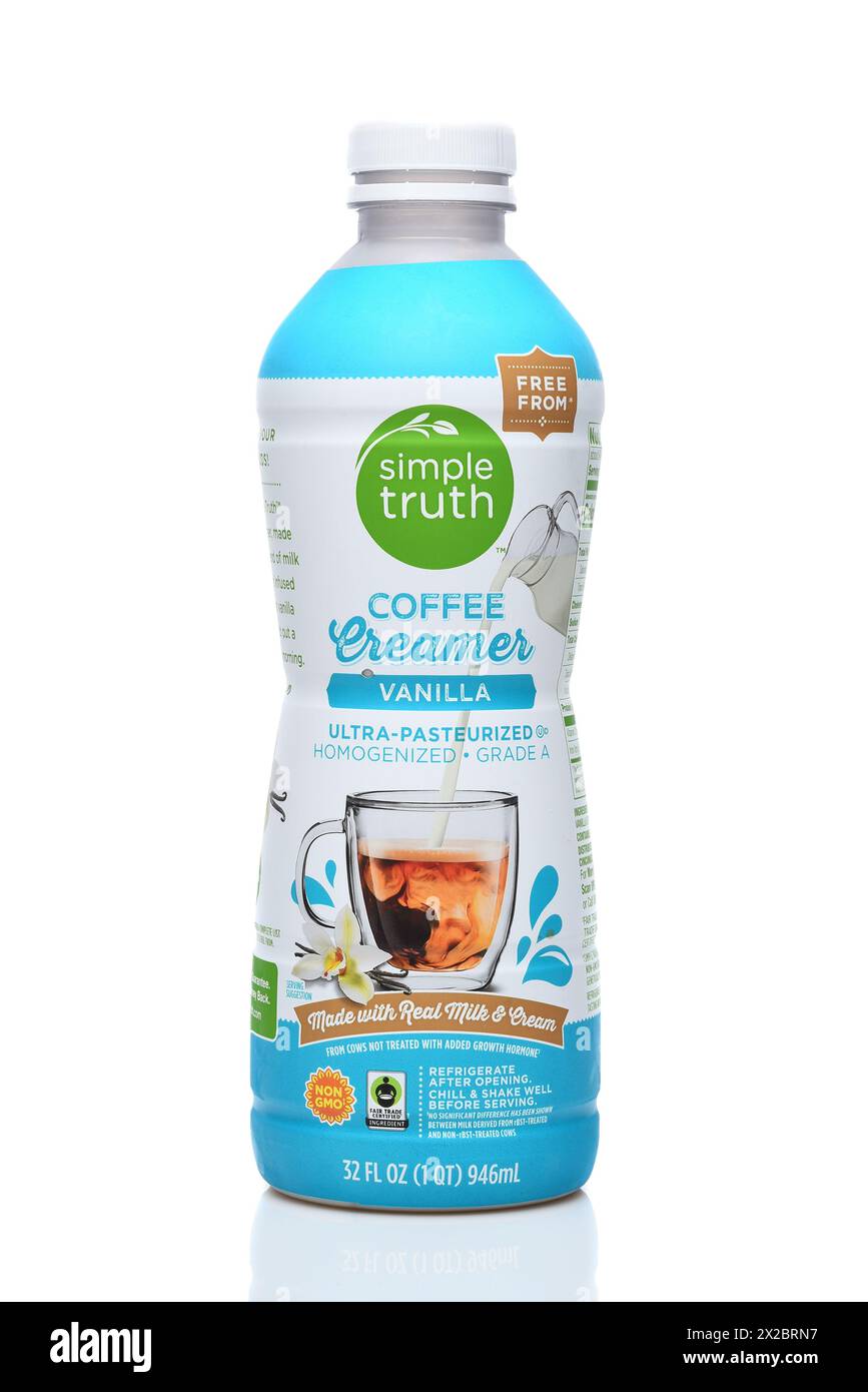 IRVINE, CALIFORNIE - 20 APR 2024 : une bouteille de simple Truth Vanilla Coffee Creamer, Ultra-pasteurisé et homogémisé. Banque D'Images