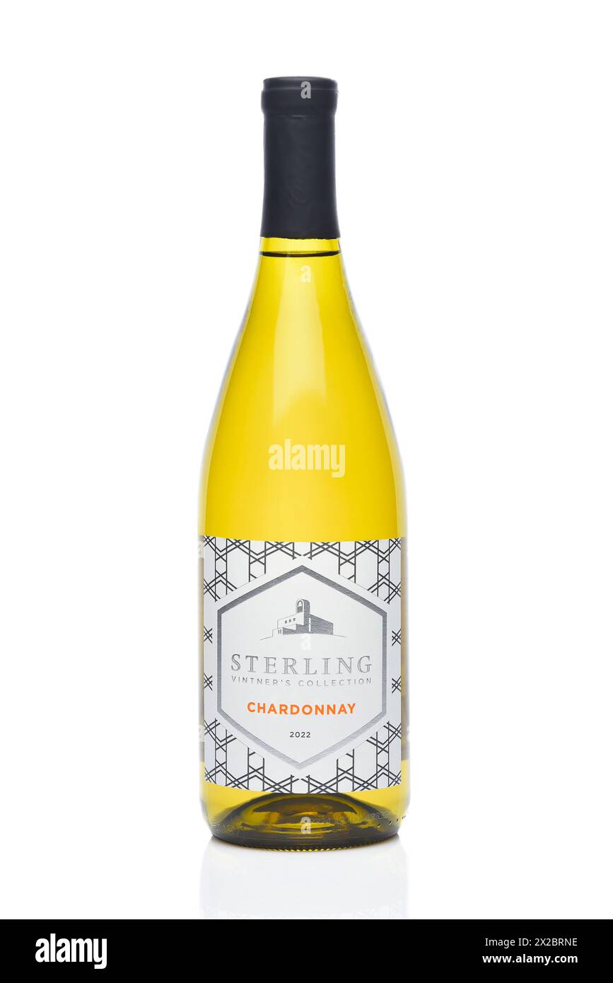 IRVINE, CALIFORNIE - 20 APR 2024 : une bouteille de Chardonnay Sterling Vinters Collection. Banque D'Images