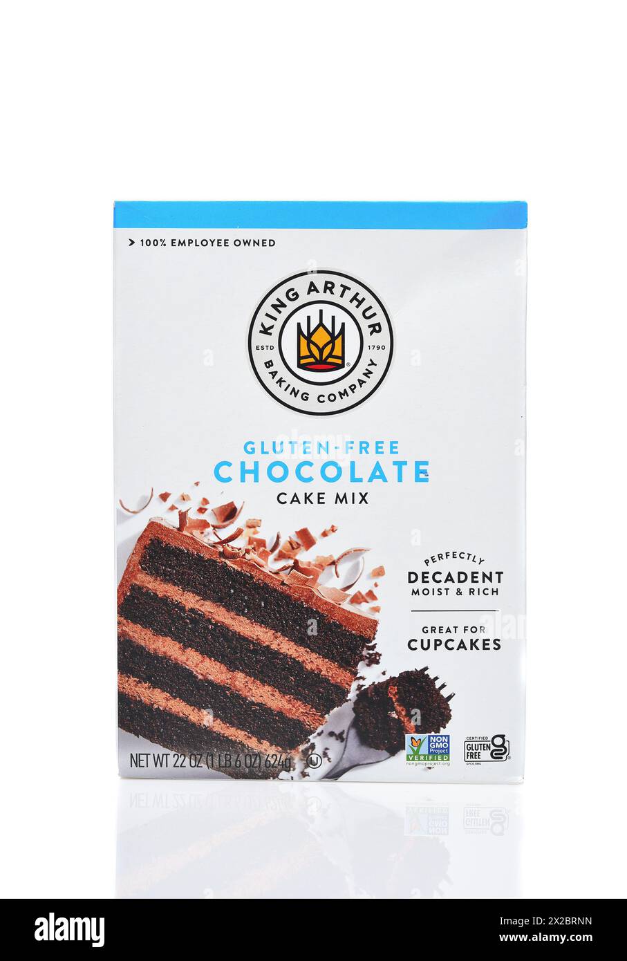 IRVINE, CALIFORNIE - 20 avril 2024 : une boîte de King Arthur Baking Company gluten Free, mélange à gâteau au chocolat. Banque D'Images