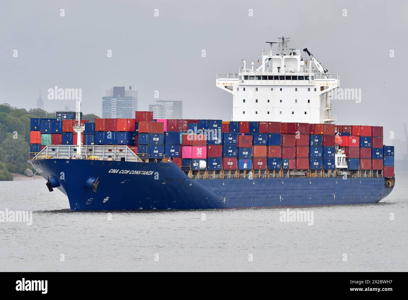 Container CMA CGM CONSTANZA sortant du port de Hambourg Banque D'Images