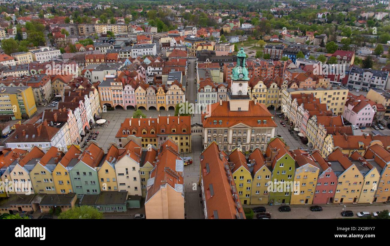 Drone shot révèle le charme de la place du marché de Jelenia Góra, entourée d'une architecture pittoresque, avec l'emblématique hôtel de ville du XVIIIe siècle comme point focal Banque D'Images