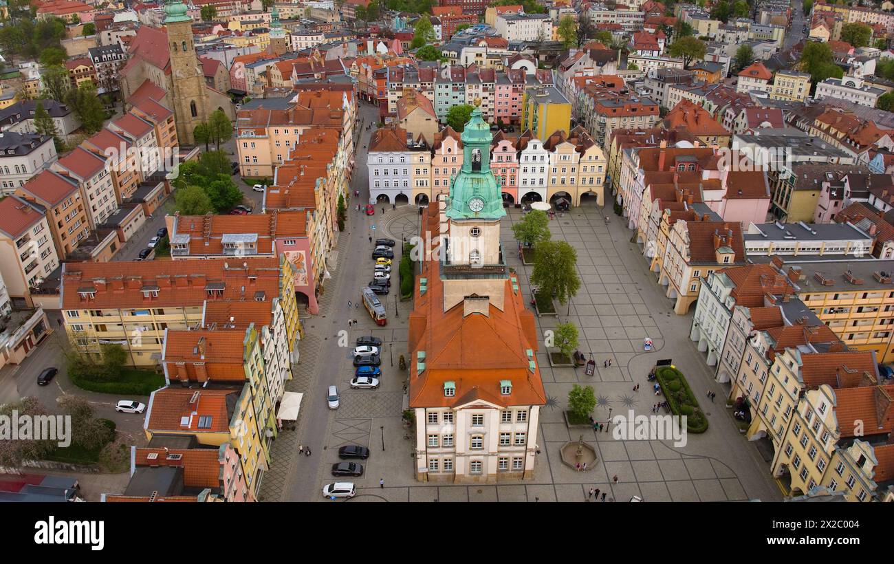 La perspective plongeante met en valeur l'atmosphère animée de la place du marché de Jelenia Góra, ornée de bâtiments historiques, dont la ville du XVIIIe siècle Banque D'Images