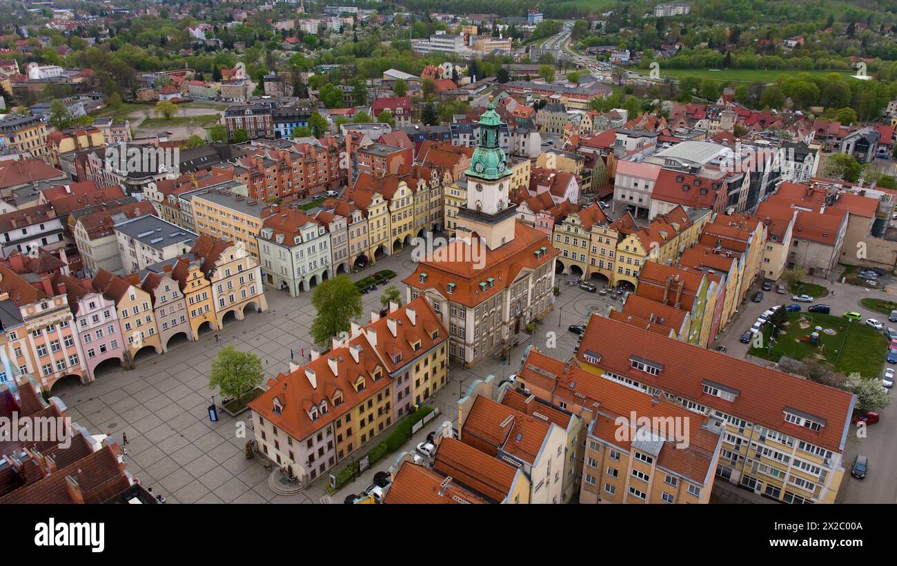 Drone shot révèle le charme de la place du marché de Jelenia Góra, entourée d'une architecture pittoresque, avec l'emblématique hôtel de ville du XVIIIe siècle comme point focal Banque D'Images