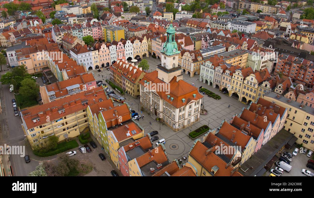 La perspective plongeante met en valeur l'atmosphère animée de la place du marché de Jelenia Góra, ornée de bâtiments historiques, dont la ville du XVIIIe siècle Banque D'Images