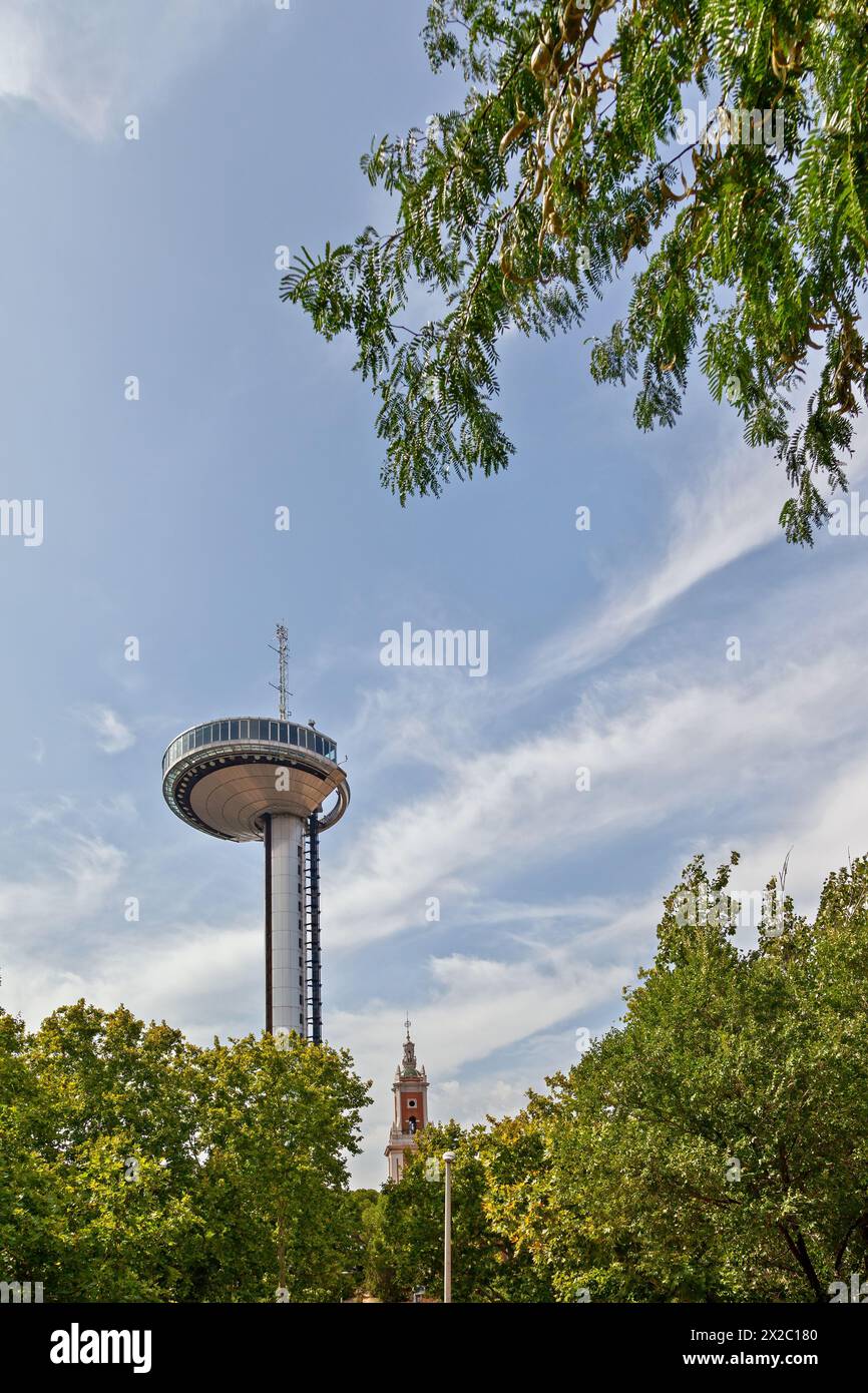 Faro de Moncloa, une tour de 110 m de haut, symbole de l'architecture de Madrid, construite en 1992, qui offre les meilleures vues panoramiques de la capitale espagnole. Banque D'Images Faro de Moncloa, une tour de 110 m de haut, symbole de l'architecture de Madrid, construite en 1992, qui offre les meilleures vues panoramiques de la capitale espagnole. Banque D'Images
