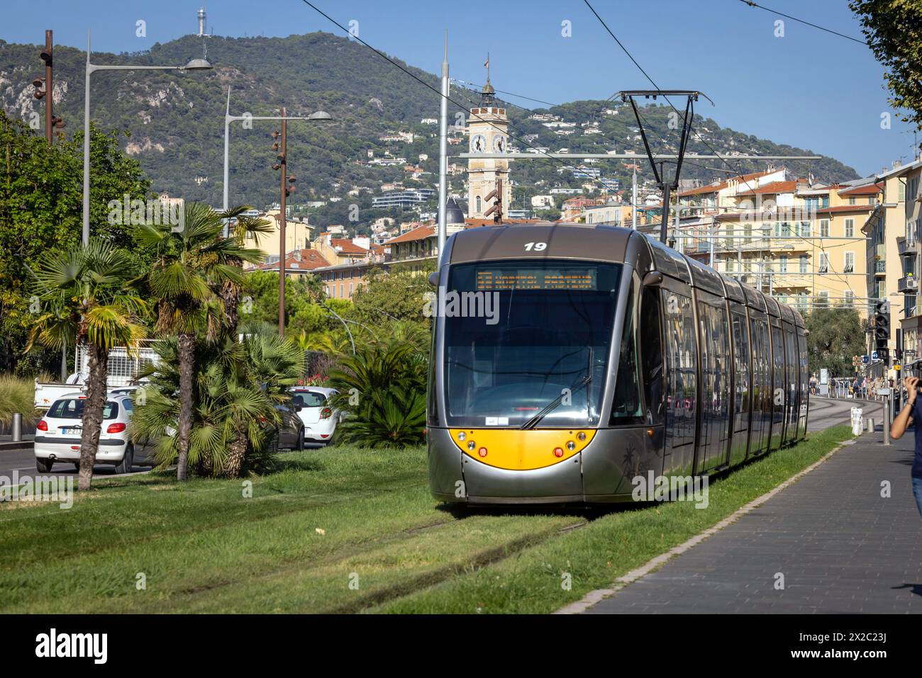 Un tram sur le Boulevard Jean Jaurès à Nice., Côte d'Azur, France Banque D'Images