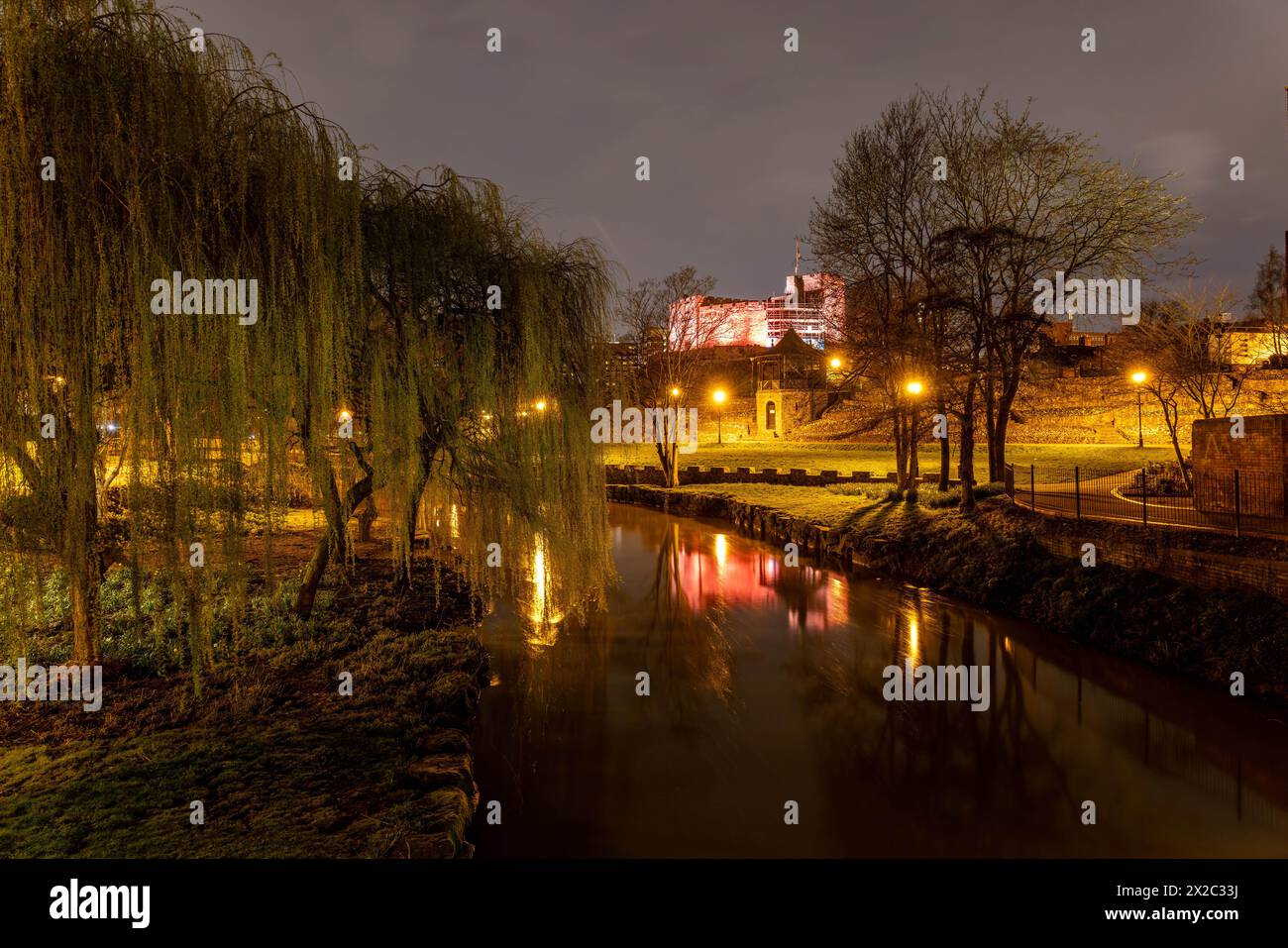 Château de Tamworth, Staffordshire, de nuit, avec la rivière Anker Banque D'Images