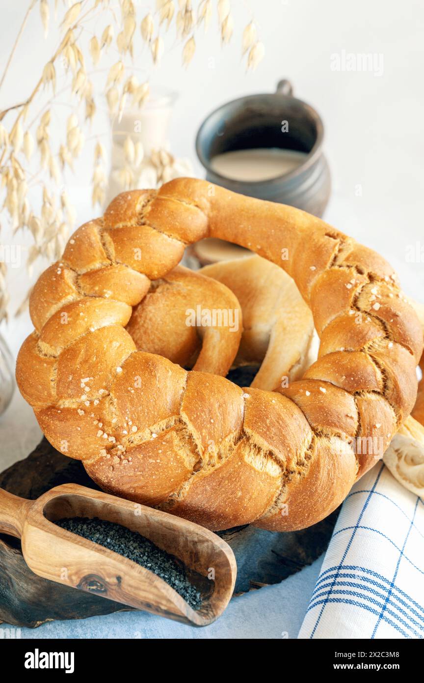 Challah et Kalach - pain blanc rond fait maison au blé. Gros plan de pain blanc avec lait de soja et sel noir maison. Gros plan. Banque D'Images