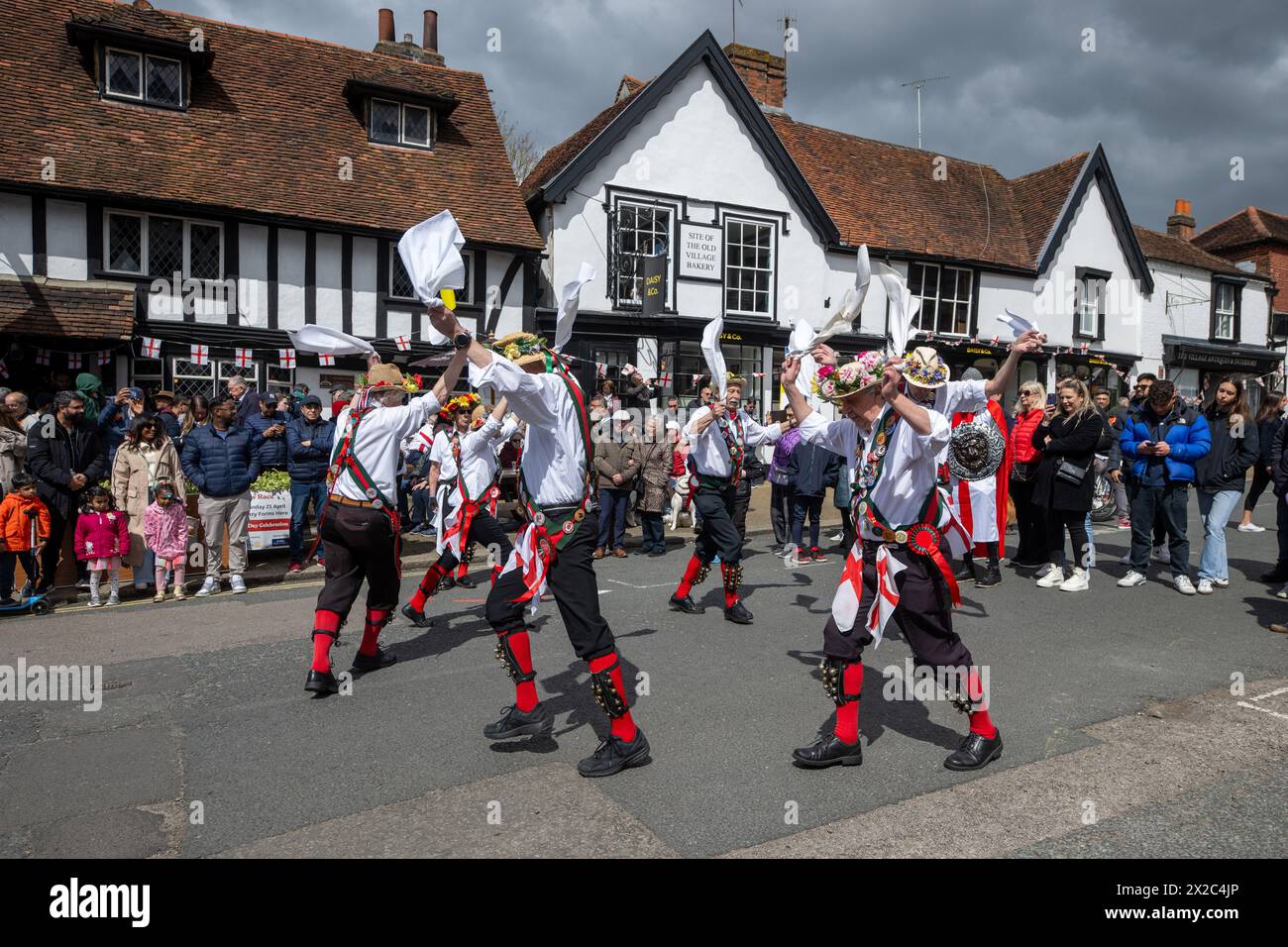 21/04/2024. Londres, Royaume-Uni Morris Dancing by the Merrydowners se produit devant le Queen's Head sur Pinner High Street lors des célébrations de la St Georges Day Banque D'Images