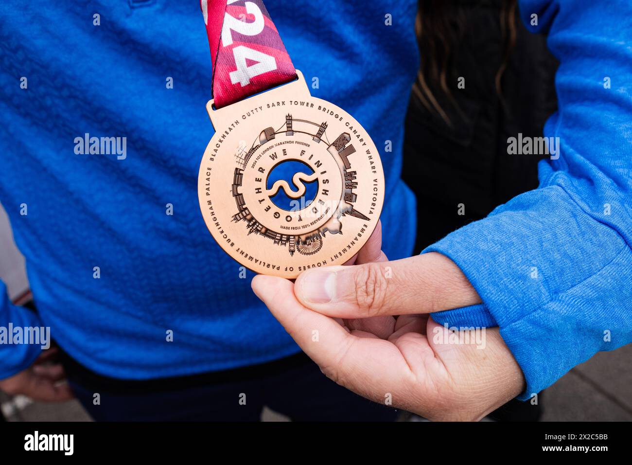 Londres, Royaume-Uni. 21 avril 2024. Un finisseur du Marathon affiche sa médaille d'accomplissement. Plus de 50 000 coureurs ont participé au marathon de Londres 2024. Crédit : SOPA images Limited/Alamy Live News Banque D'Images