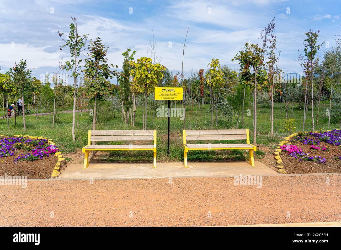 Deux bancs de jardin publics symétriques du parc central dans le centre de la capitale Tirana en Albanie. Banque D'Images