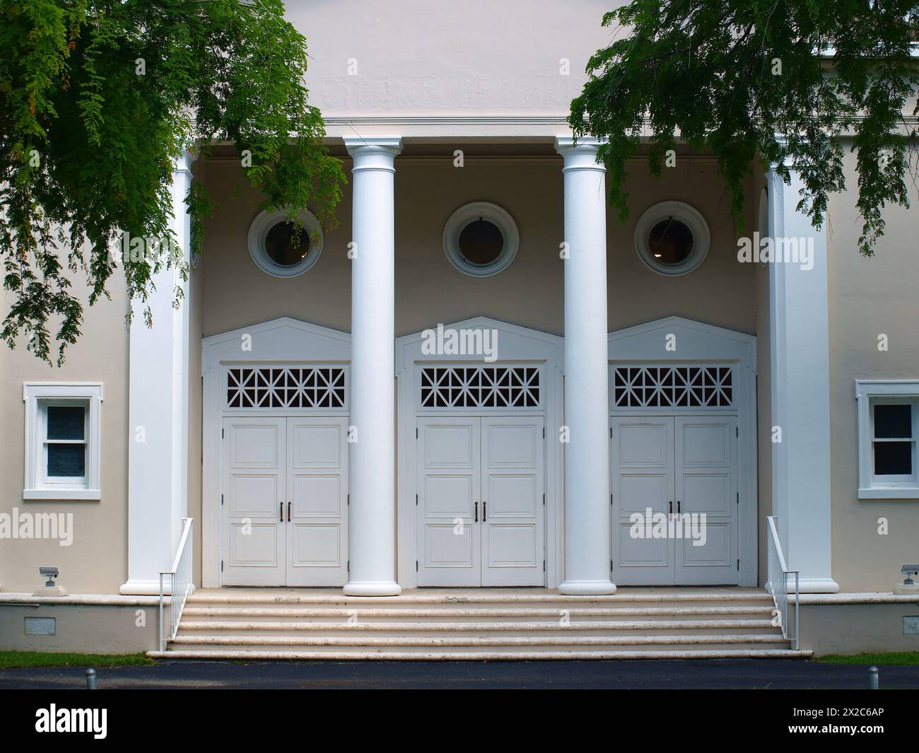 Miami, Floride, États-Unis - 6 avril 2024 : entrée dans une église comme un bâtiment à Coconut Grove. Banque D'Images