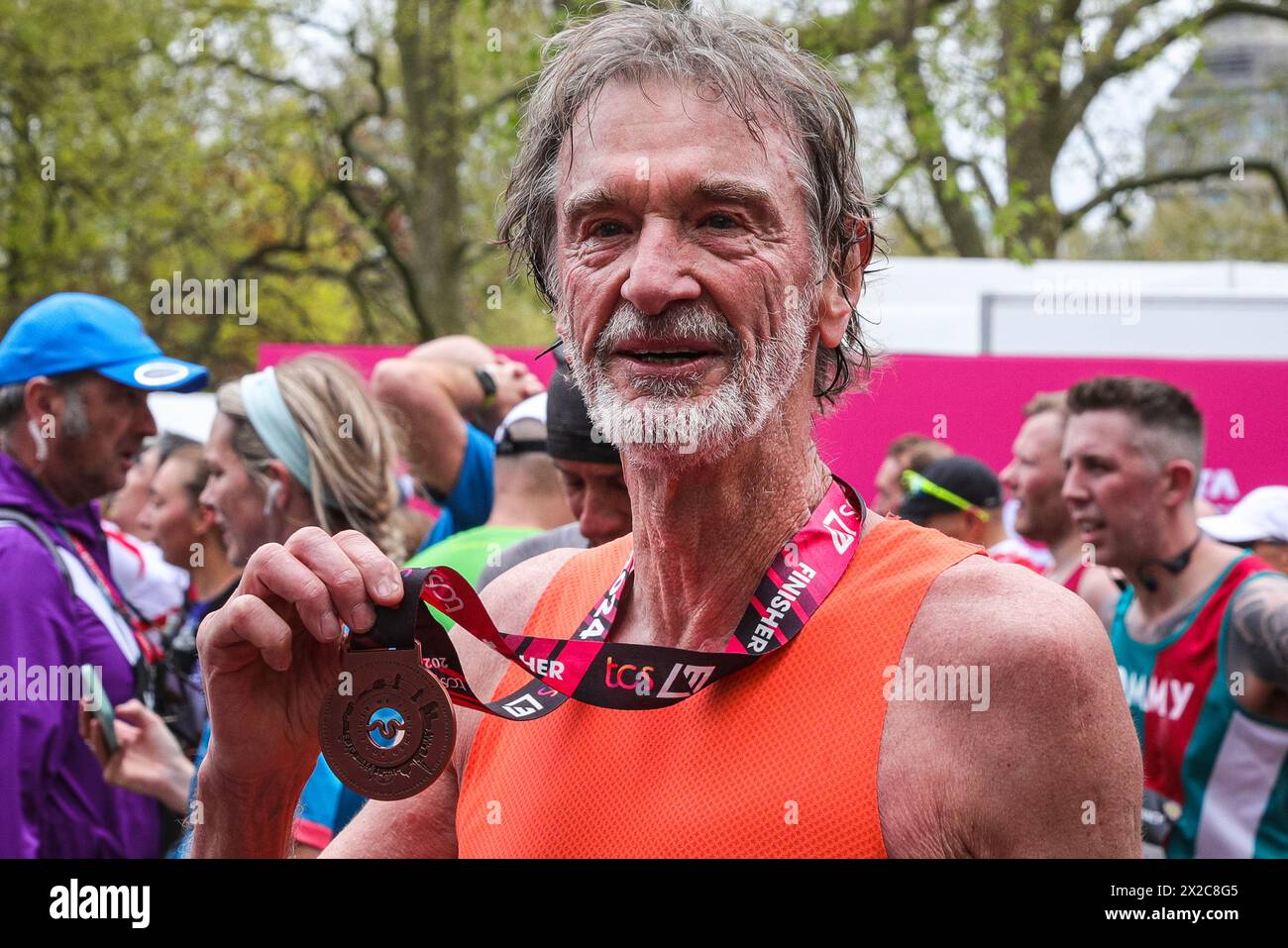 Londres, Royaume-Uni. 21 avril 2024. Sir Jim Ratcliffe, PDG d'INEOS et copropriétaire du Manchester United Football Club avec sa médaille de finisseur. Les coureurs célèbres terminent leur course, la plupart d'entre eux courant pour une œuvre caritative de leur choix. L'itinéraire du marathon de Londres 2024 TCS part de Greenwich et traverse la ville de Londres, pour finir sur le Mall à Westminster. Au total, environ 50 000 participants devraient commencer le marathon cette année, dont 20 députés, plusieurs pairs et de nombreuses célébrités. Crédit : Imageplotter/Alamy Live News Banque D'Images