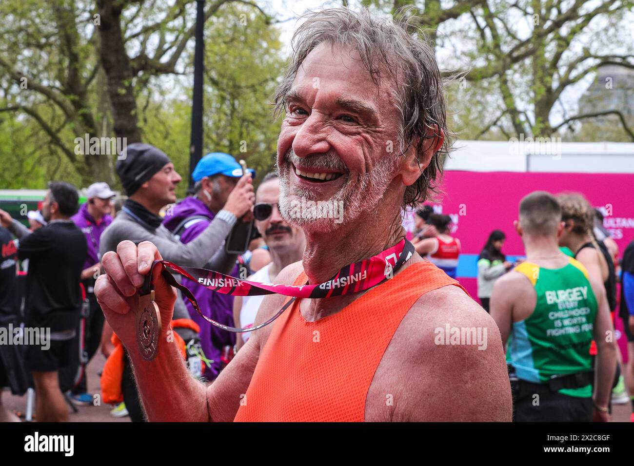 Londres, Royaume-Uni. 21 avril 2024. Sir Jim Ratcliffe, PDG d'INEOS et copropriétaire du Manchester United Football Club avec sa médaille de finisseur. Les coureurs célèbres terminent leur course, la plupart d'entre eux courant pour une œuvre caritative de leur choix. L'itinéraire du marathon de Londres 2024 TCS part de Greenwich et traverse la ville de Londres, pour finir sur le Mall à Westminster. Au total, environ 50 000 participants devraient commencer le marathon cette année, dont 20 députés, plusieurs pairs et de nombreuses célébrités. Crédit : Imageplotter/Alamy Live News Banque D'Images