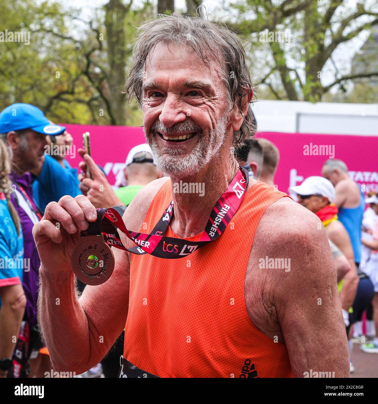 Londres, Royaume-Uni. 21 avril 2024. Sir Jim Ratcliffe, PDG d'INEOS et copropriétaire du Manchester United Football Club avec sa médaille de finisseur. Les coureurs célèbres terminent leur course, la plupart d'entre eux courant pour une œuvre caritative de leur choix. L'itinéraire du marathon de Londres 2024 TCS part de Greenwich et traverse la ville de Londres, pour finir sur le Mall à Westminster. Au total, environ 50 000 participants devraient commencer le marathon cette année, dont 20 députés, plusieurs pairs et de nombreuses célébrités. Crédit : Imageplotter/Alamy Live News Banque D'Images