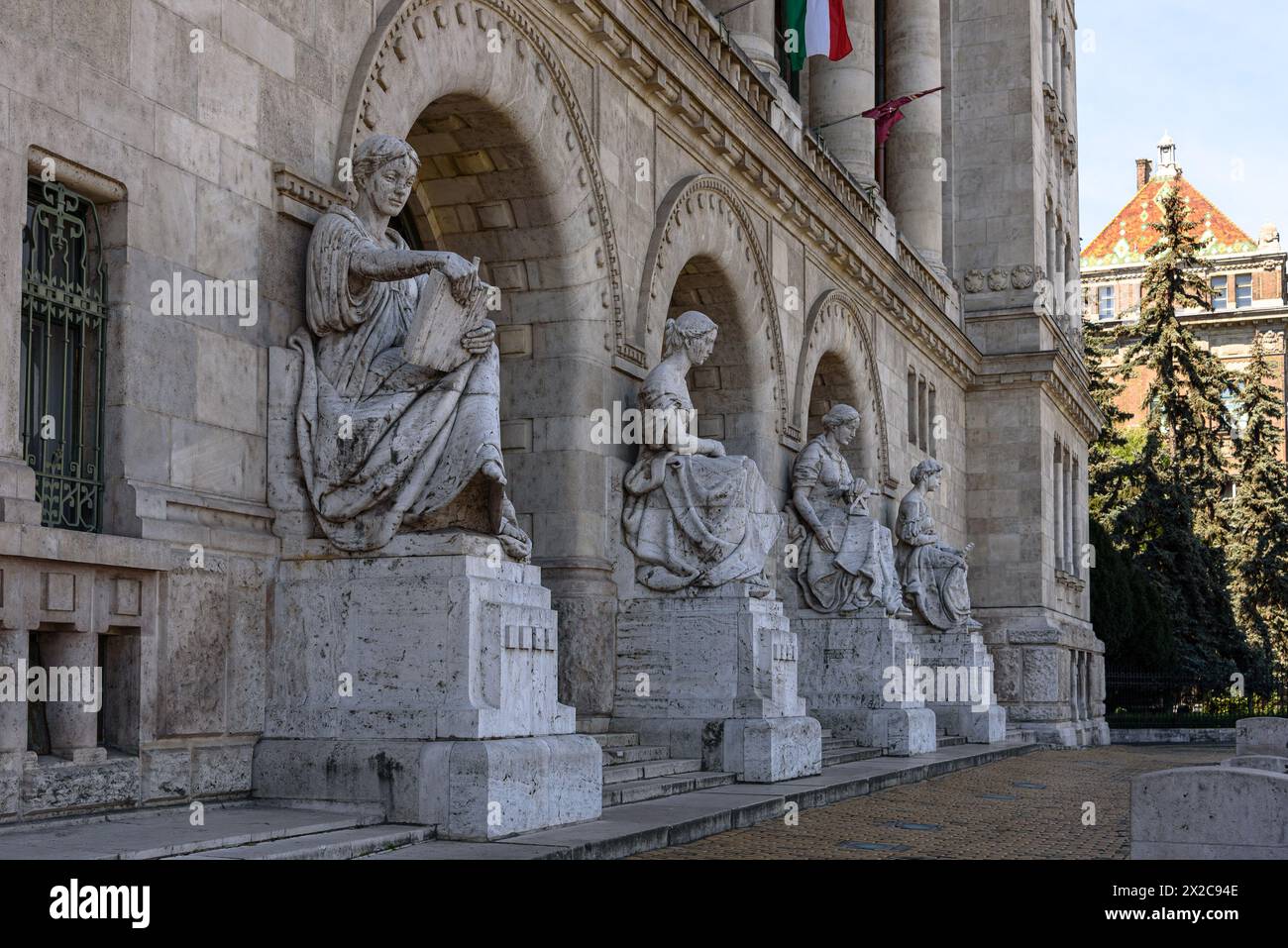Les statues de femmes représentant les sciences de l'ingénieur à l'entrée du bâtiment K de l'Université de technologie et d'économie de Budapest Banque D'Images