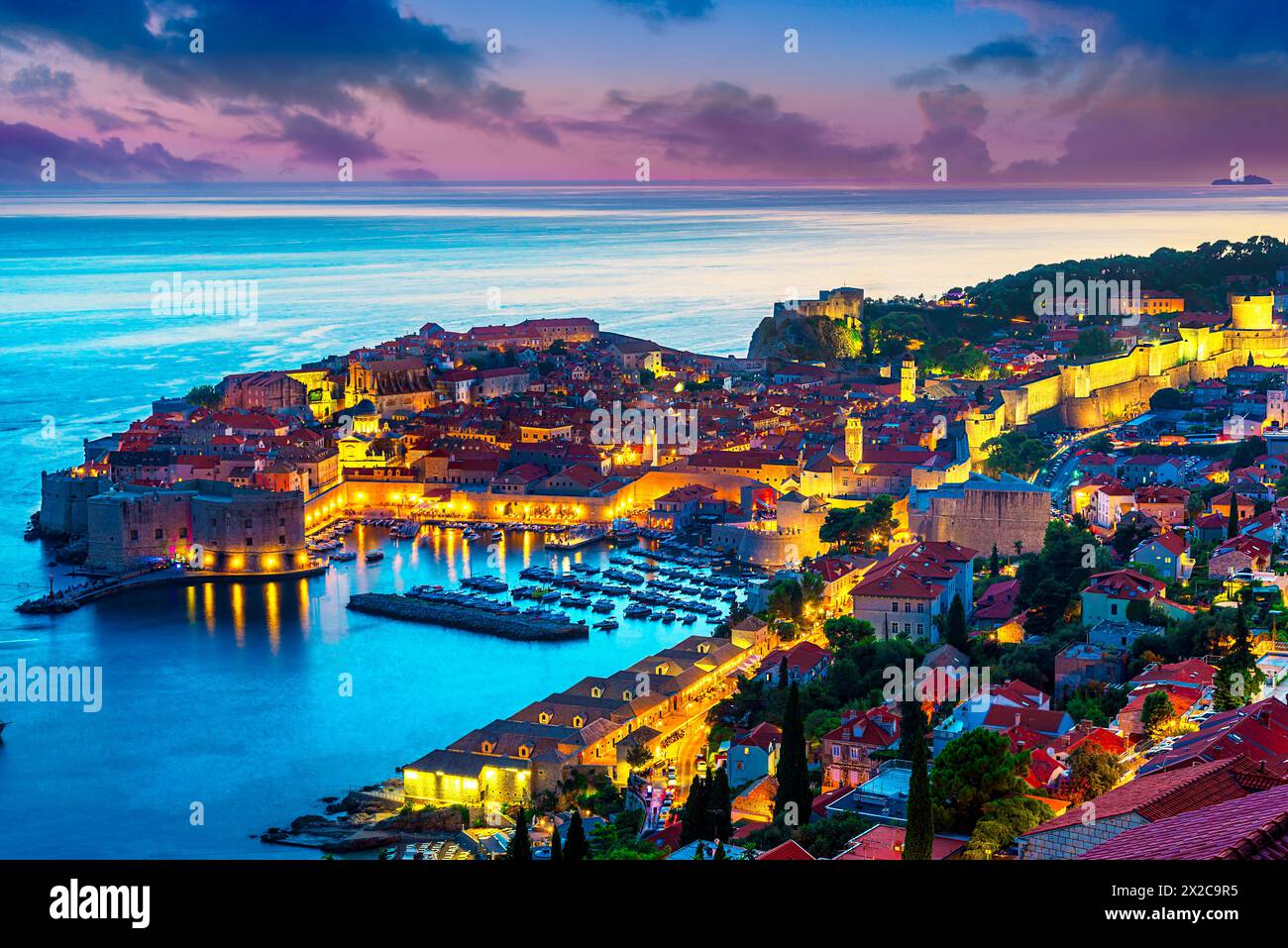 Dubrovnik, Croatie : coucher de soleil sur la vieille ville (Raguse médiévale) entourée de murs fortifiés au-dessus de la mer Adriatique et de la côte dalmate, Europe Banque D'Images