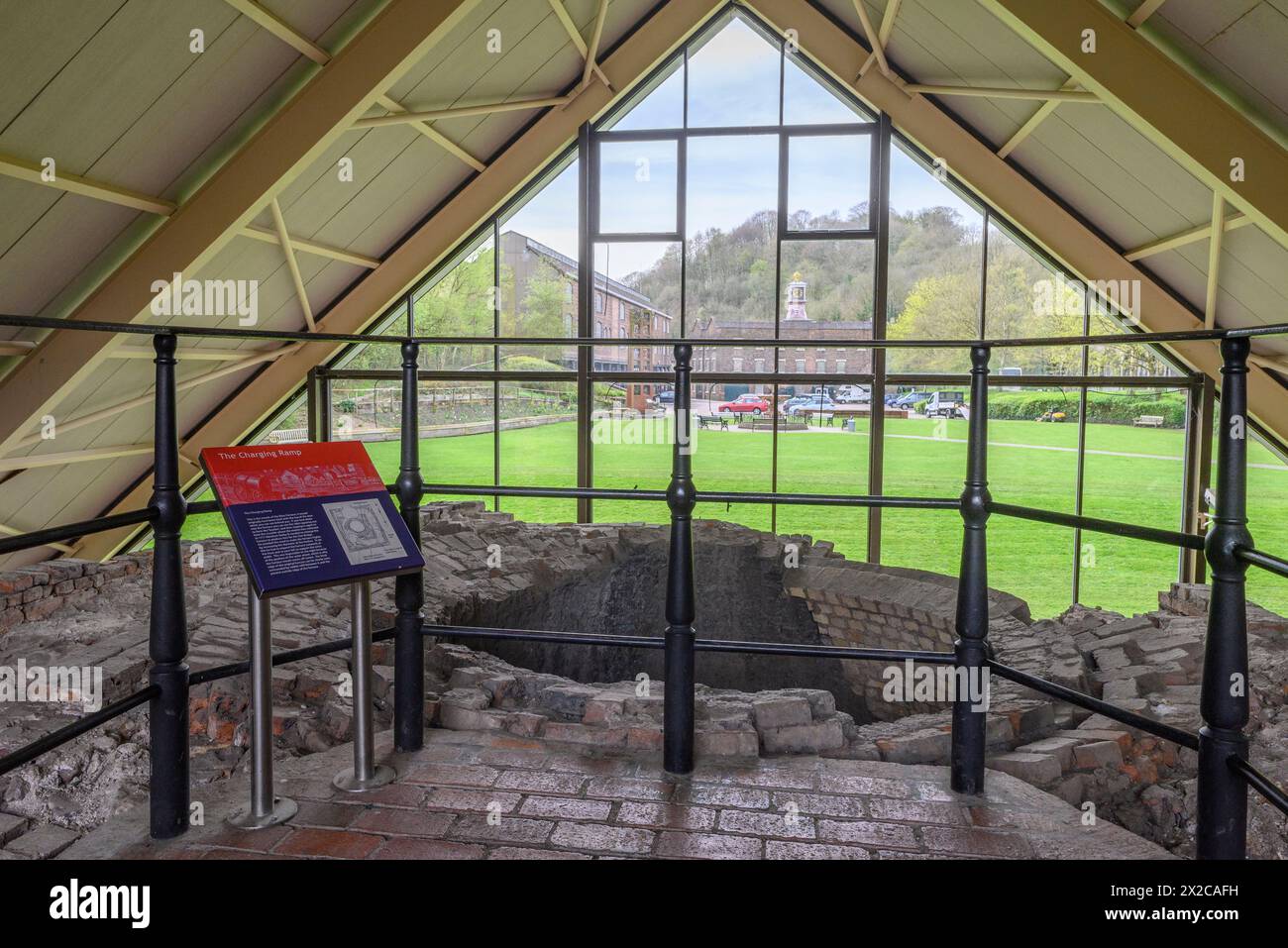 Le Old Furnace, conçu par Abraham Darby au XVIIIe siècle, est installé dans un bâtiment moderne au Museum of Iron, Coalbrookdale, Ironbridge. Banque D'Images