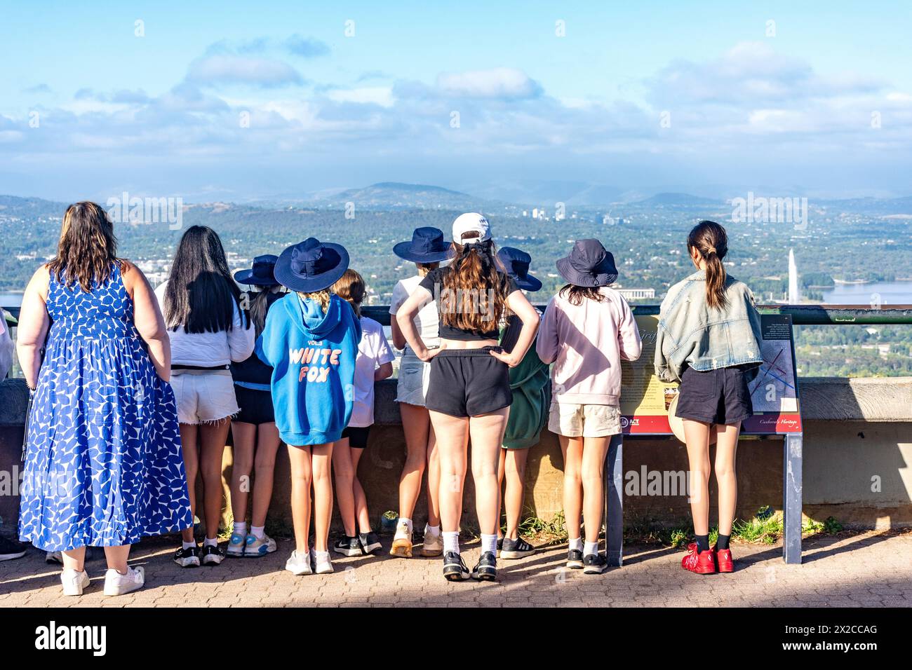 Groupe scolaire pour enfants au belvédère de Mount Ainslie, réserve naturelle de Mount Ainslie, Canberra, territoire de la capitale australienne, Australie Banque D'Images