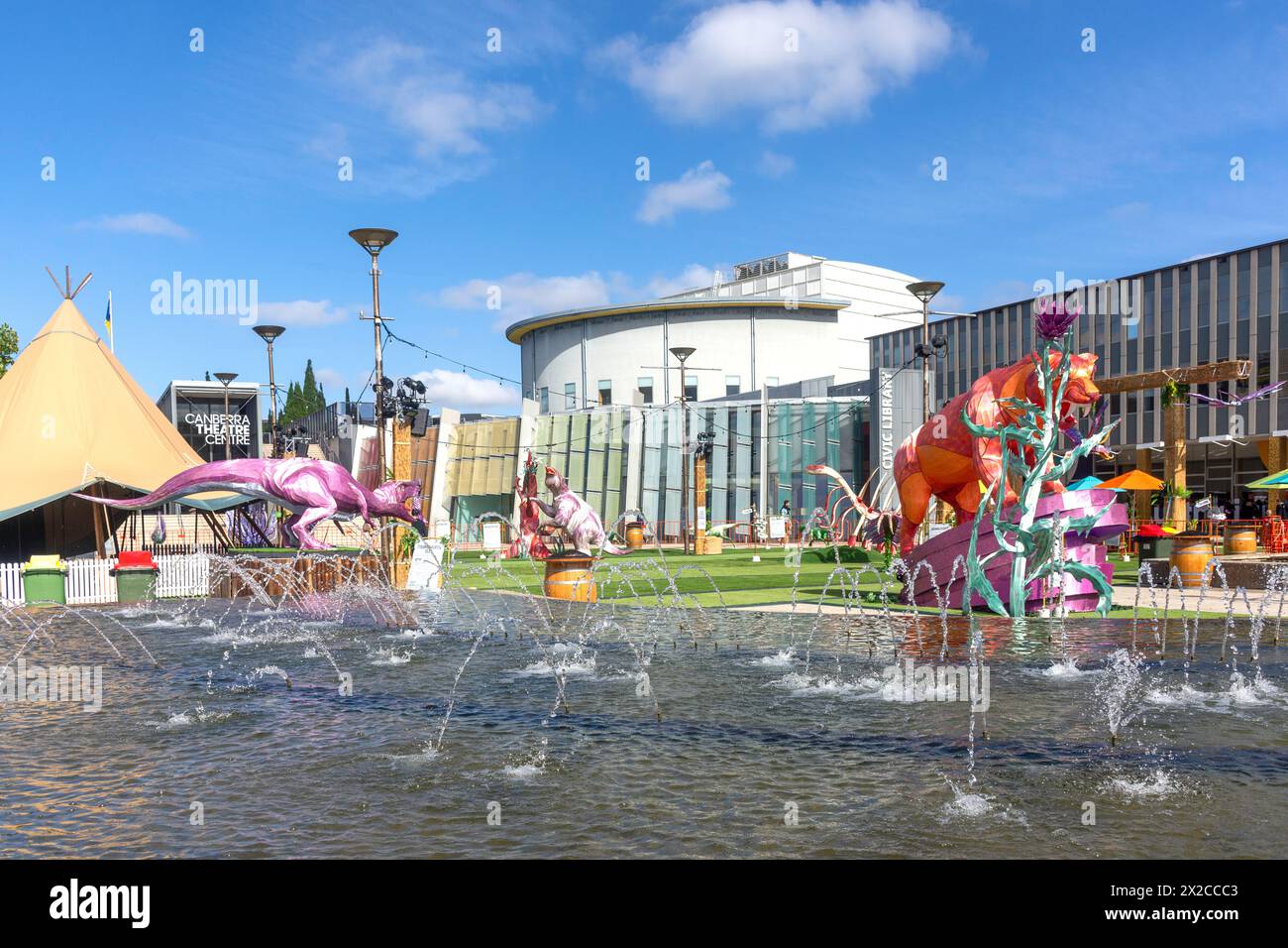 Parc à thème dinasaure pour enfants et fontaine, Civic Square, Central Canberra, Canberra, territoire de la capitale australienne, Australie Banque D'Images