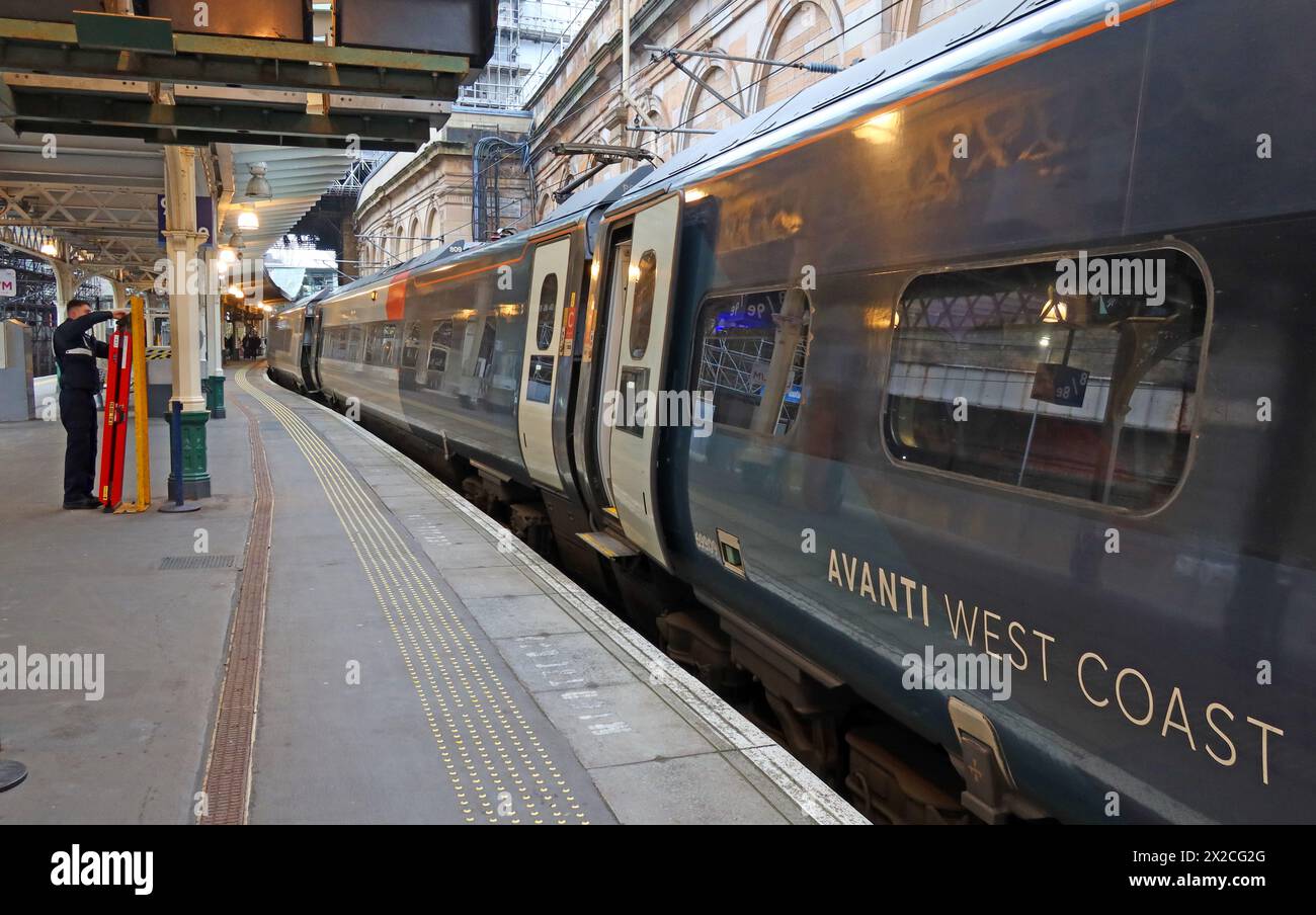 Avanti West Coast train WCML à Edinburgh Waverley Station, Écosse, Royaume-Uni, EH1 1BE Banque D'Images