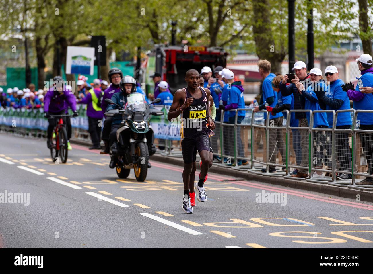 Londres, Royaume-Uni. 21 avril 2024. Alexander Mutiso Munyao du Kenya en route pour gagner la course masculine au marathon de Londres, dimanche 21 avril, 24 Mile marker crédit : vue Studios/Alamy Live News Banque D'Images