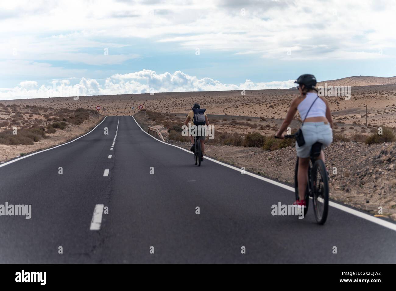Route asphaltée de montagne sur les collines basales reculées colorées et les montagnes du massif de Betancuria, Fuerteventura, îles Canaries, Espagne, destination de voyage Banque D'Images