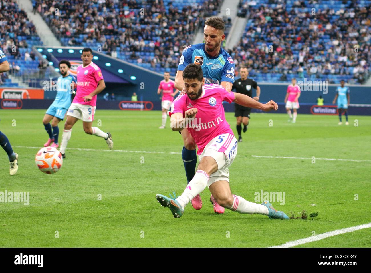 Saint-Pétersbourg, Russie. 21 avril 2024. Strahinja Erakovic (25 ans) de Zenit et Leo Goglichidze (5 ans) d'Orenbourg vus en action lors du match de football de la première Ligue russe entre Zenit Saint-Pétersbourg et Orenbourg à Gazprom Arena. Score final ; Zenit 1:0 Orenburg. Crédit : SOPA images Limited/Alamy Live News Banque D'Images