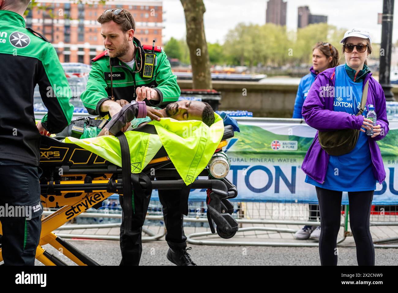 Londres, Royaume-Uni. 21 avril 2024. Milkesa Mengesha s'effondre à 39 km, et est aidé par des bénévoles et du personnel de l'Ambulance Saint-Jean, Milkesa Mengesha d'Ethiopie participe à la course d'élite masculine lors du marathon TCS de Londres 2024 le 21 avril Angleterre crédit : vue Studios/Alamy Live News Banque D'Images