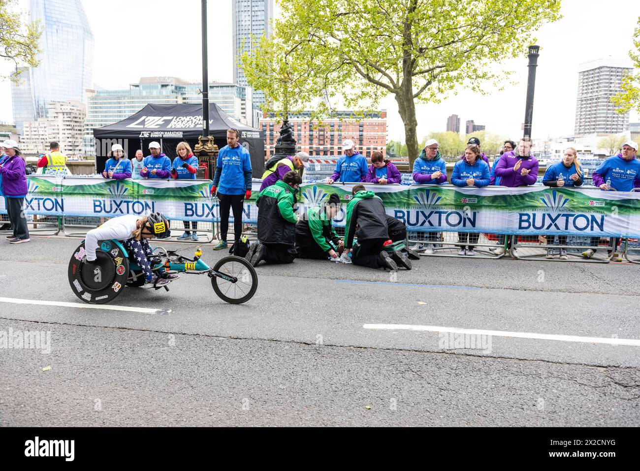 Londres, Royaume-Uni. 21 avril 2024. Milkesa Mengesha s'effondre à 39 km, et est aidé par des bénévoles et du personnel de l'Ambulance Saint-Jean, Milkesa Mengesha d'Ethiopie participe à la course d'élite masculine lors du marathon TCS de Londres 2024 le 21 avril Angleterre crédit : vue Studios/Alamy Live News Banque D'Images