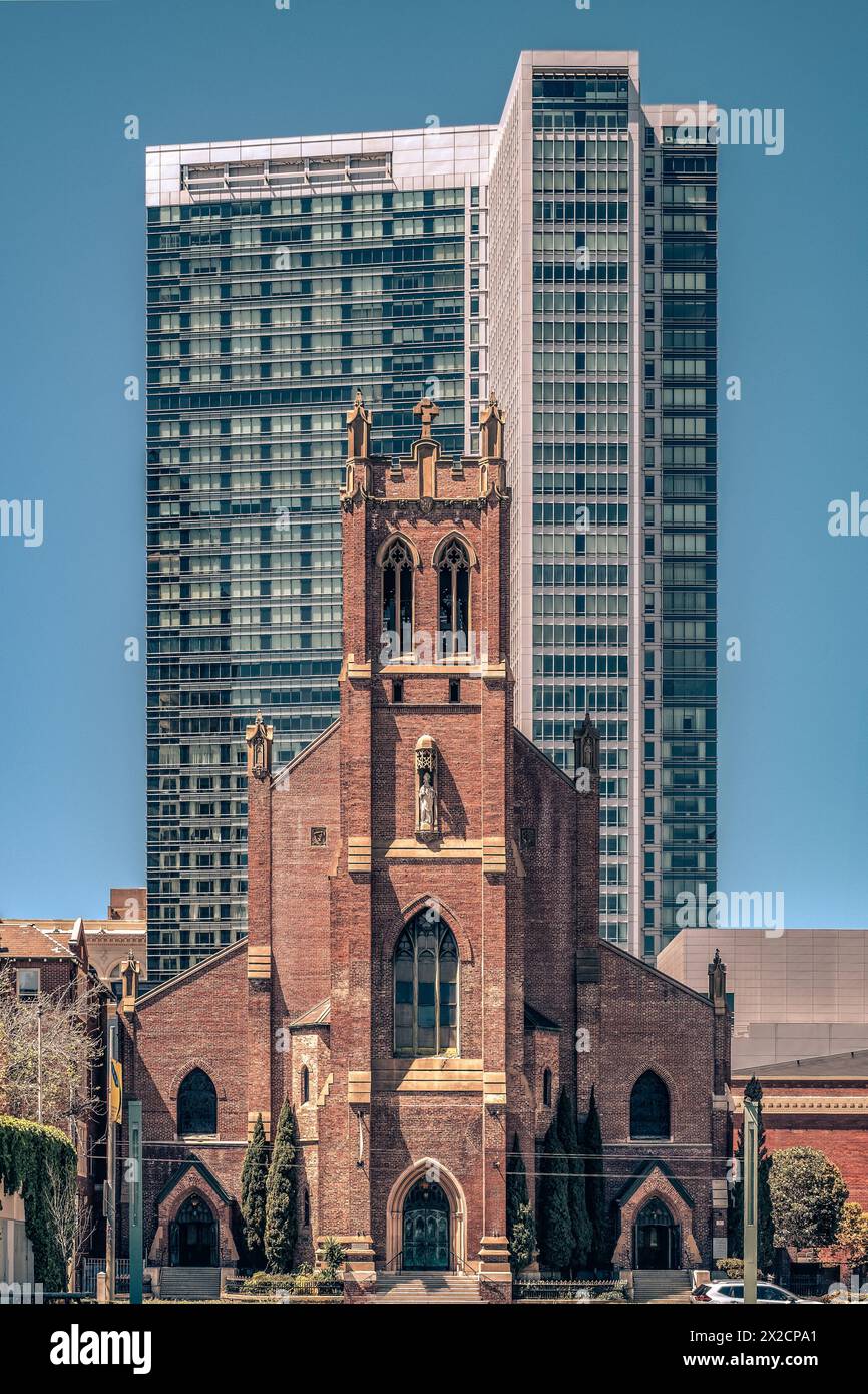 Les bâtiments de San Francisco contrastent dans Mission Street, Californie, États-Unis d'Amérique Banque D'Images