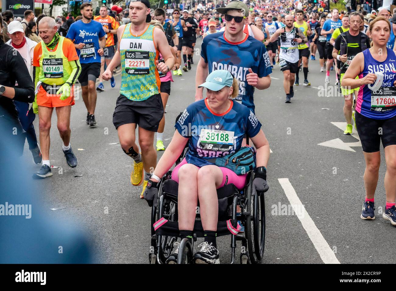 Marathon de Londres 2024 : athlète en fauteuil roulant et compagnon sur la route du 44e marathon de Londres. Banque D'Images