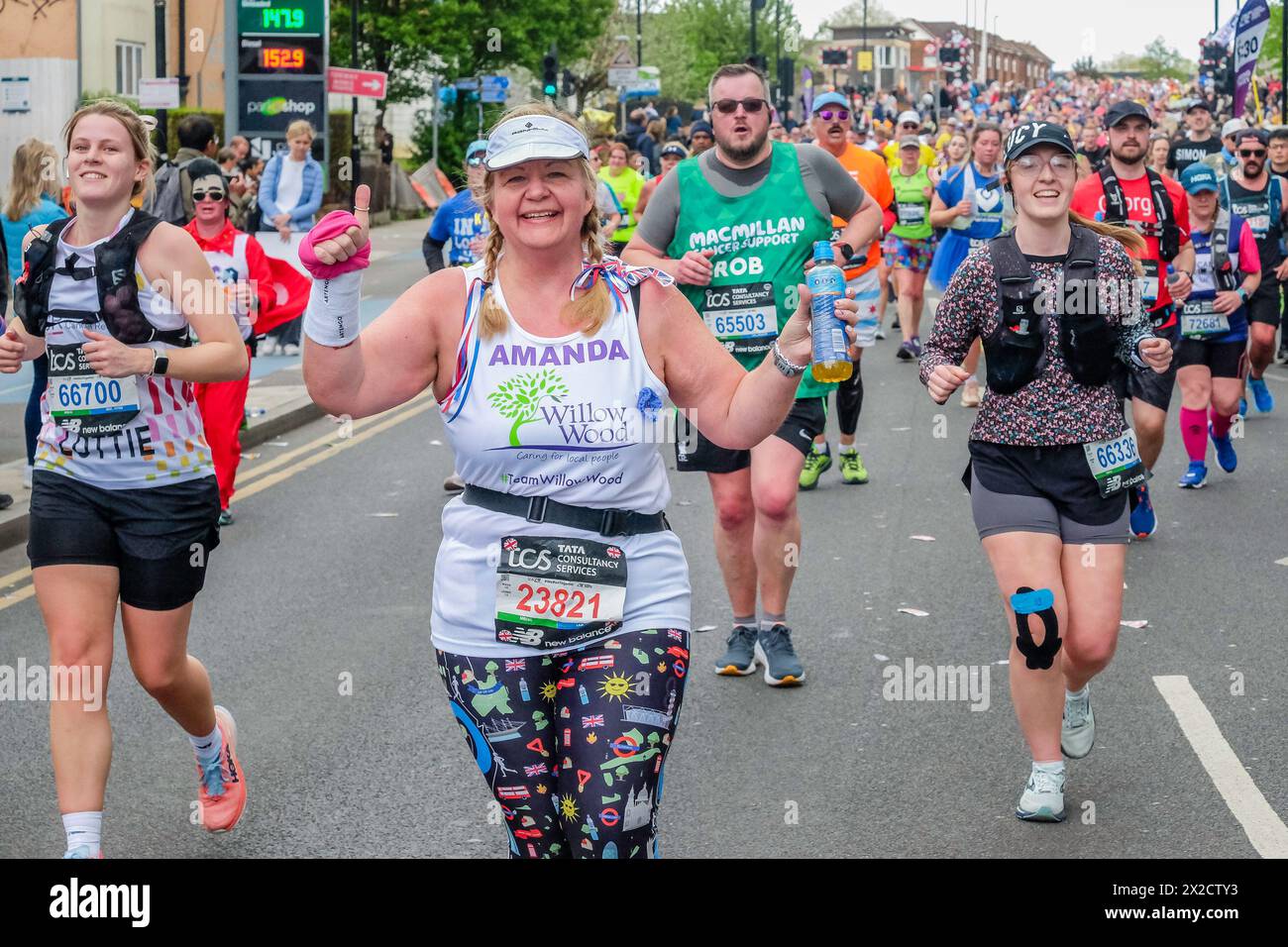 Marathon de Londres 2024 : participante courant au secours du Willow Wood Hospice pose pour la photographie sur la route du marathon de Londres Banque D'Images