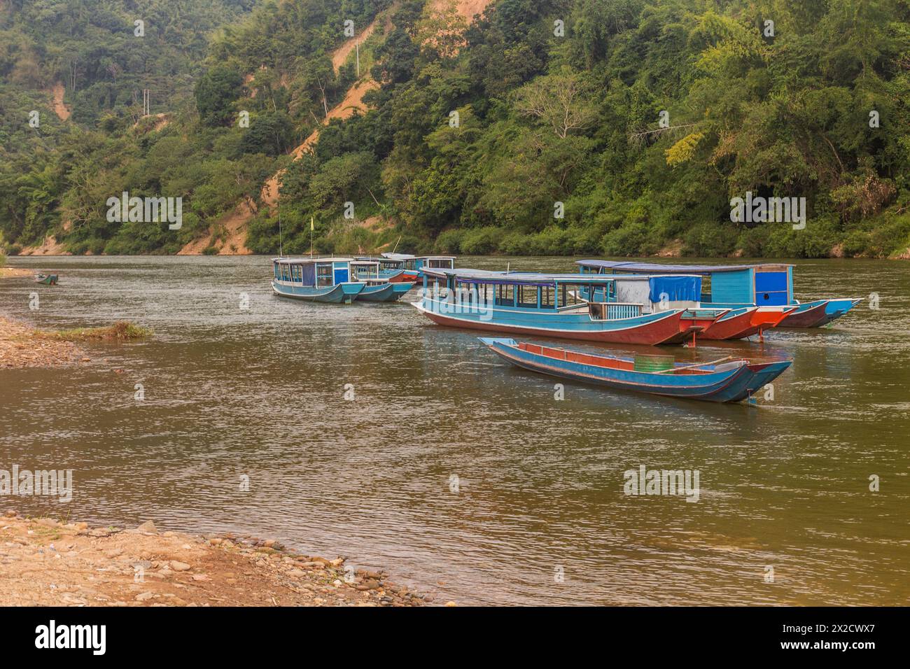 Bateaux à la rivière Nam ou dans la ville de Muang Khua, Laos Banque D'Images