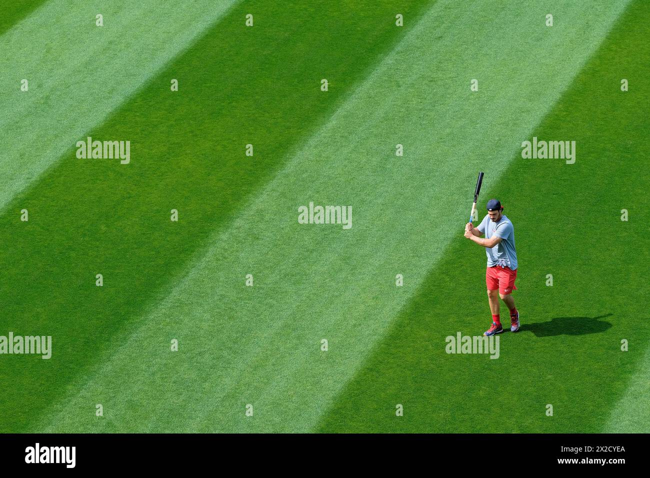 Joueur professionnel de baseball de ligue majeure qui s'échauffe avant un match ; balancer la batte et pratiquer une position de frappe en préparation du match. Banque D'Images