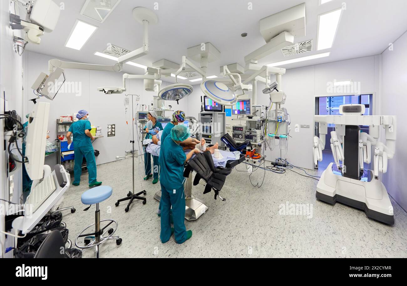 Traitement chirurgical du cancer de la prostate, prostatectomie radicale, robot chirurgical Da Vinci, équipe de chirurgiens des docteurs Madina & Azparren, Urologie, chirurgie Banque D'Images