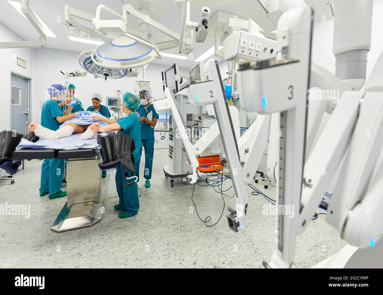 Traitement chirurgical du cancer de la prostate, prostatectomie radicale, robot chirurgical Da Vinci, équipe de chirurgiens des docteurs Madina & Azparren, Urologie, chirurgie Banque D'Images