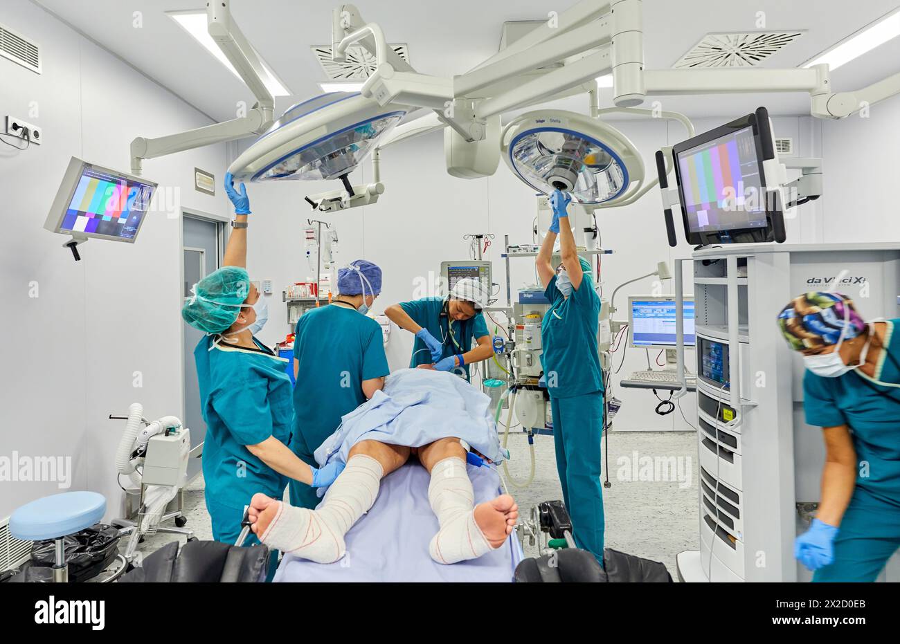 Traitement chirurgical du cancer de la prostate, prostatectomie radicale, robot chirurgical Da Vinci, équipe de chirurgiens des docteurs Madina & Azparren, Urologie, chirurgie Banque D'Images